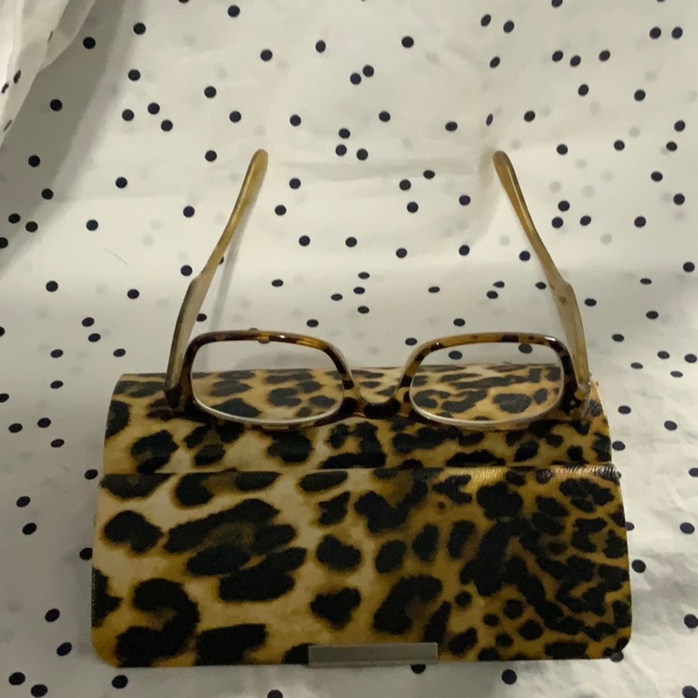 Vintage leopard ๐ print reading glasses with case. (+1.50) - Picture 6 of 10
